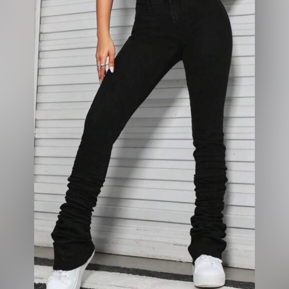 NWOT UNIQUE AND FLATTERING ZIPPER UP SKINNY PANTS WITH STACKED BOTTOMS!